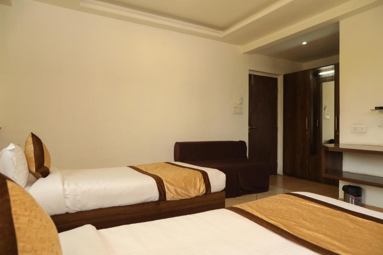 Oyo 10943 Hotel Plus Corporate Khapa  Екстериор снимка